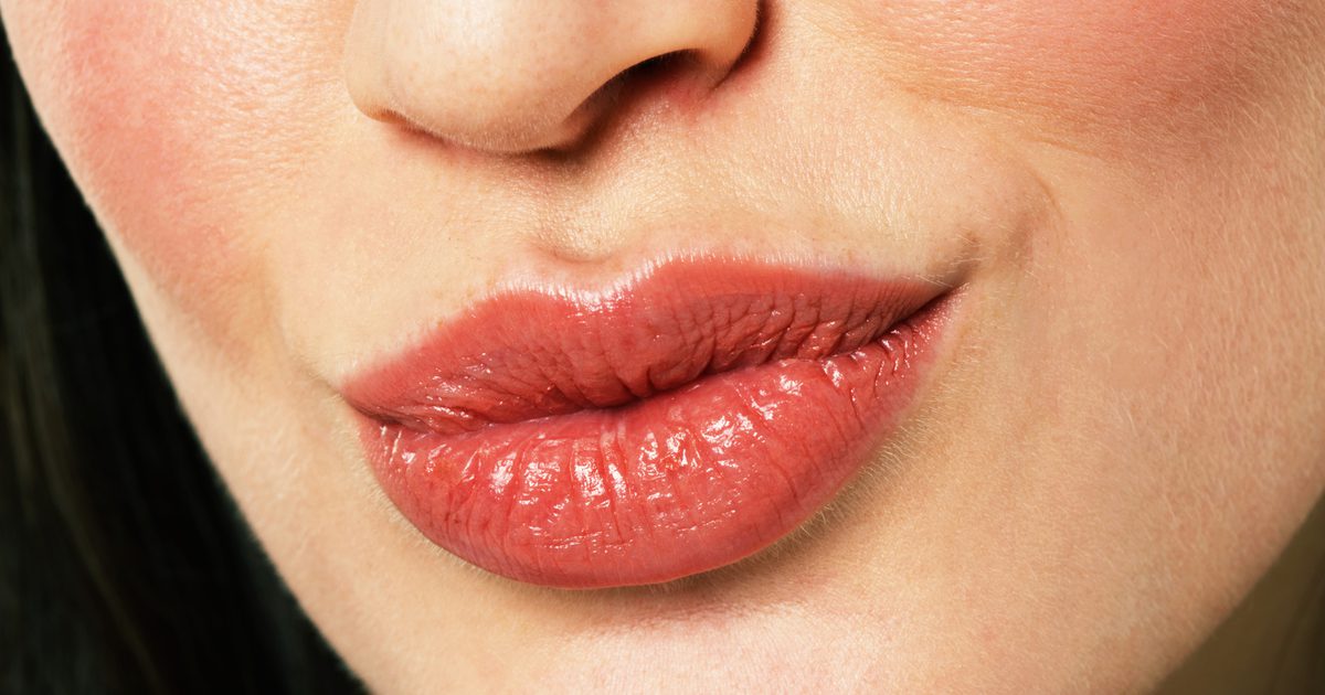 Vad orsakar extrem torr mun där tänderna håller sig vid läpparna?