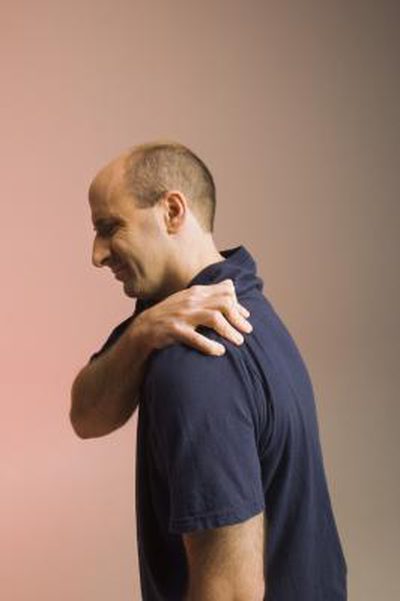 Hvad forårsager venstre ryg og skulder smerte?