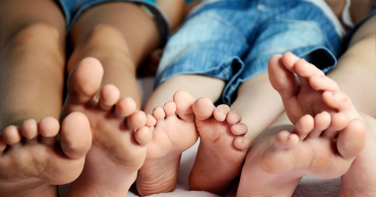 Co powoduje obieranie skóry na stopach dzieci?