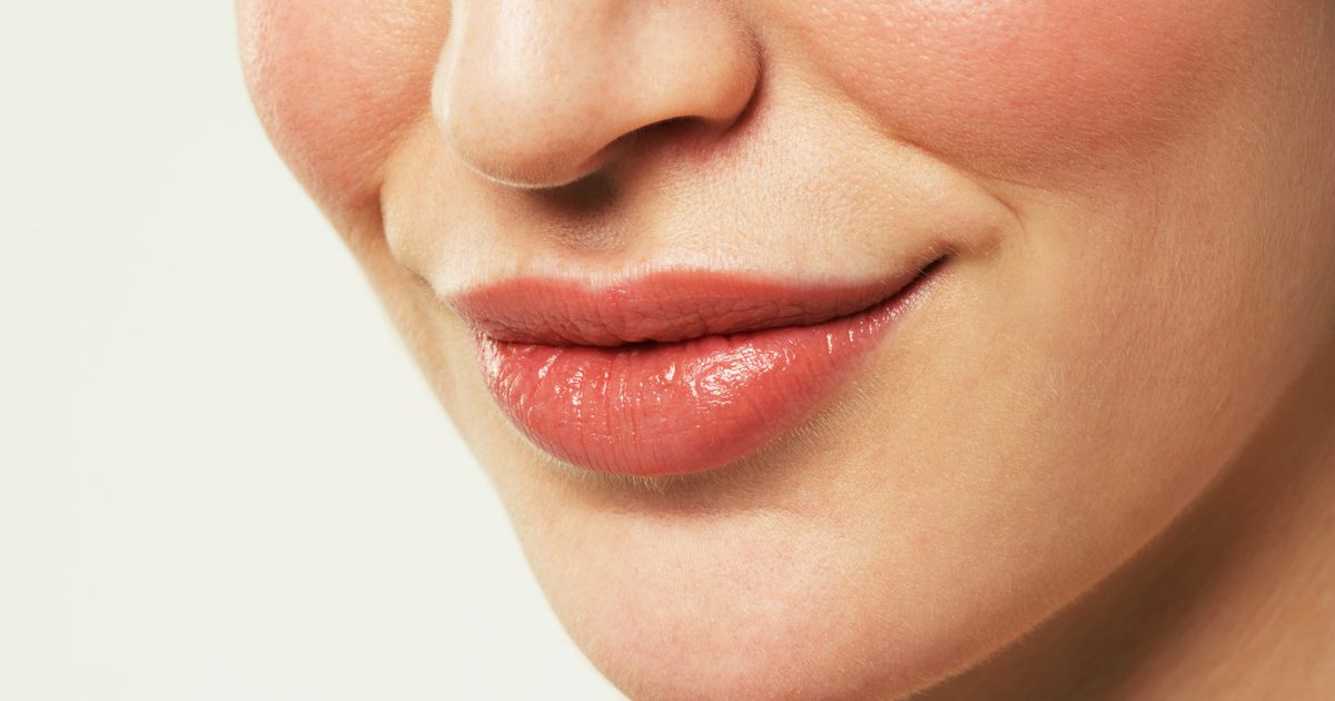 Vad orsakar små vita stötar på läpparna?
