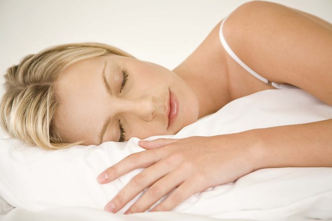 Vad orsakar en sur kroppsluk när du sover?