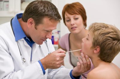 Hvad forårsager en hvidcoated tunge på børn?