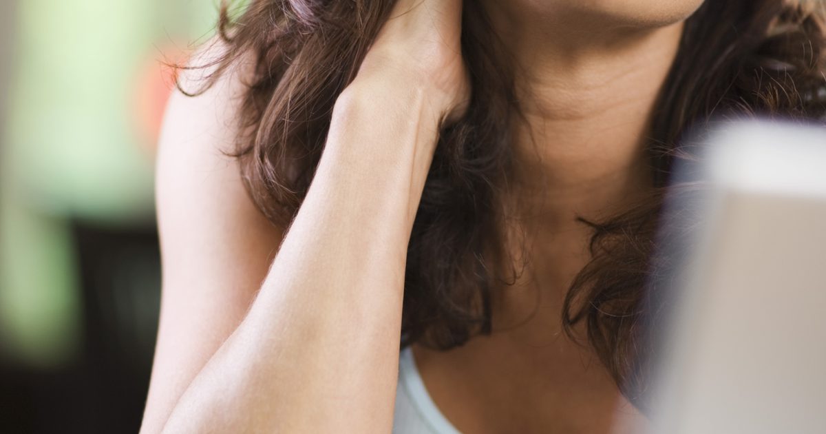 Hvad forårsager smerte i toppen af ​​skulderen, der strækker sig ind i halsen?