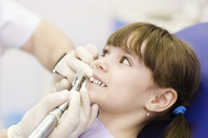 Wat is een diepe reiniging bij een tandarts?