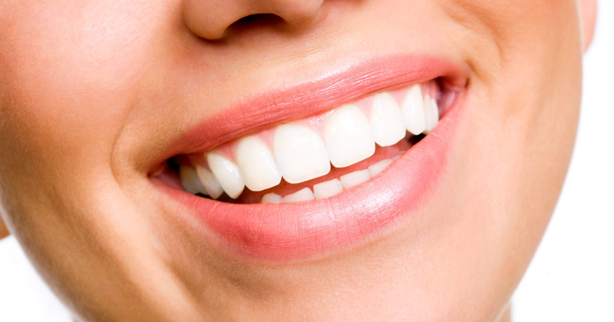 Hvilke naturlige ting kan gjøre tennene hvite?