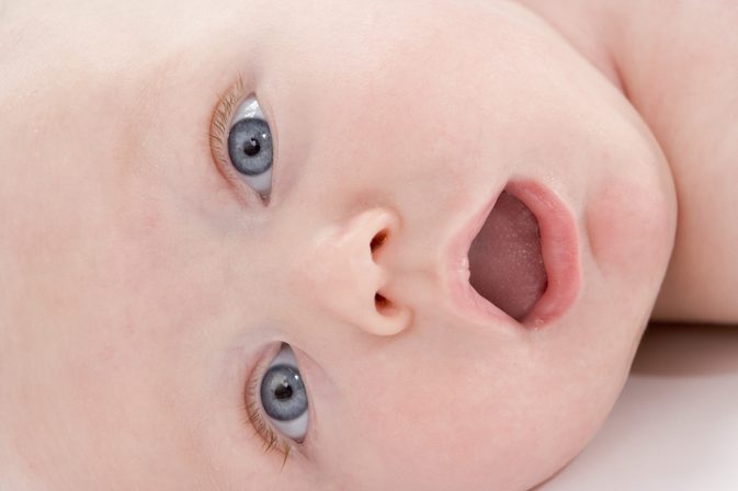 Wanneer verandert de kleur van een baby's oog?