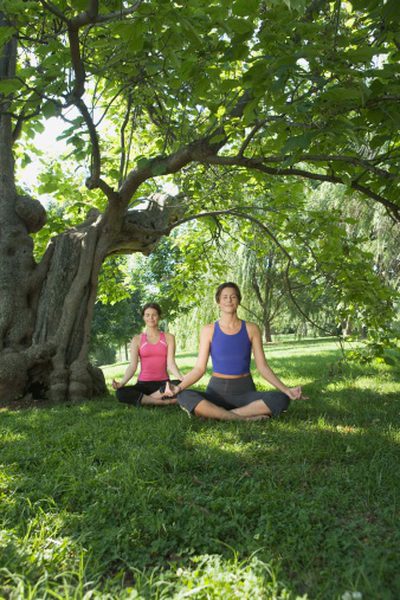 Yoga posisjon å lette smertefull oppblåsthet og gass