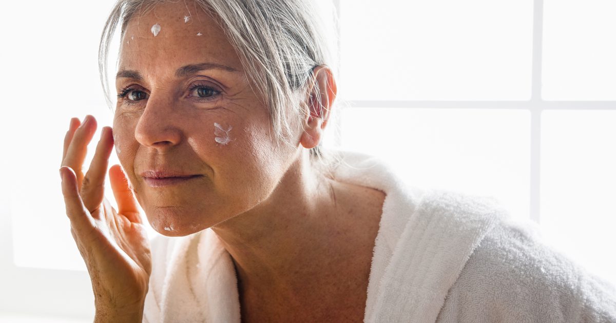 आयु 50 से अधिक महिलाओं के लिए सर्वश्रेष्ठ त्वचा देखभाल उत्पाद