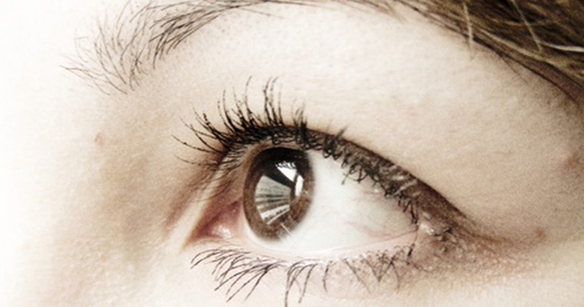 Czy peeling chemiczny może napinać skórę wokół oczu?