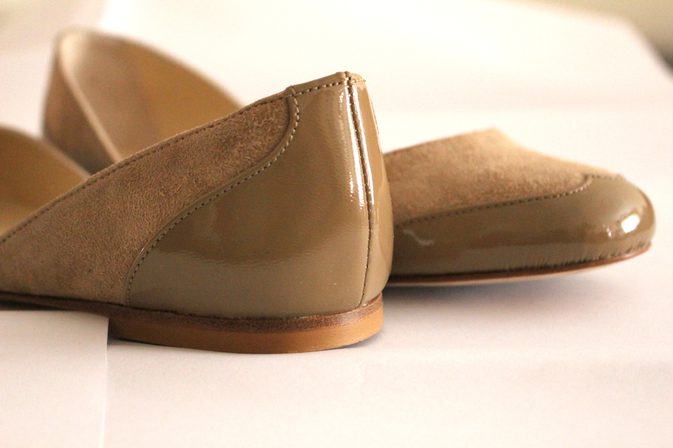 क्या आप पेटेंट चमड़े के टैन जूते पर स्कफ मार्क साफ़ कर सकते हैं?
