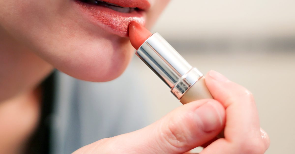 Můžeš se zbavit suchého peelingového kůže kolem úst a chrupavých rtů s cukrem?