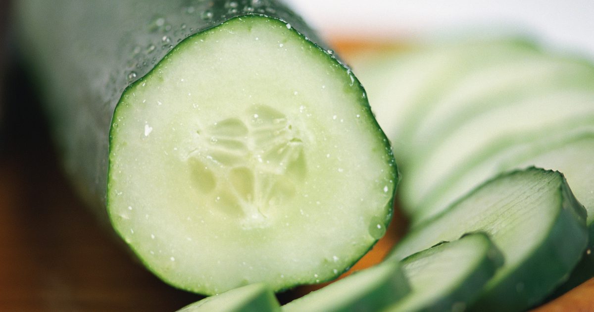 Kunt u komkommersap op uw hoofdhuid masseren voor dunner wordend haar?