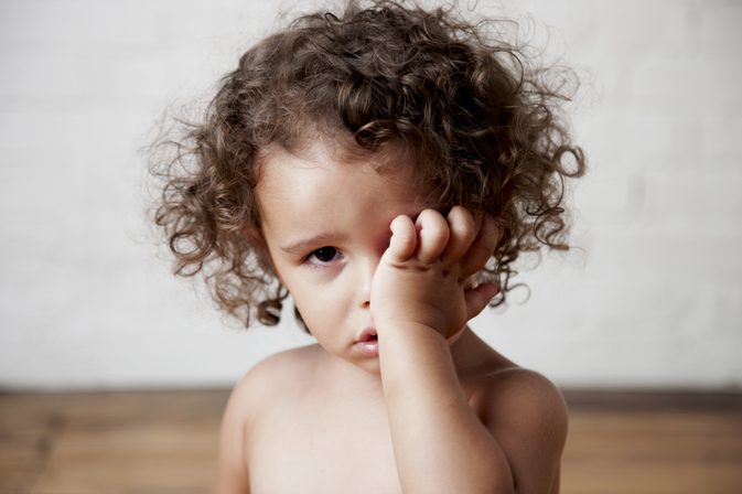Příčiny tmavě purpurové, puklé oči u dětí