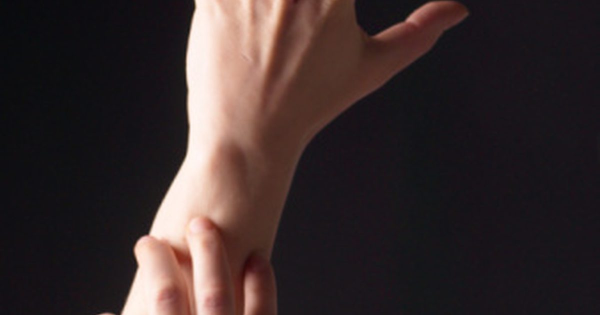Årsaker til små, røde støt på fingrene