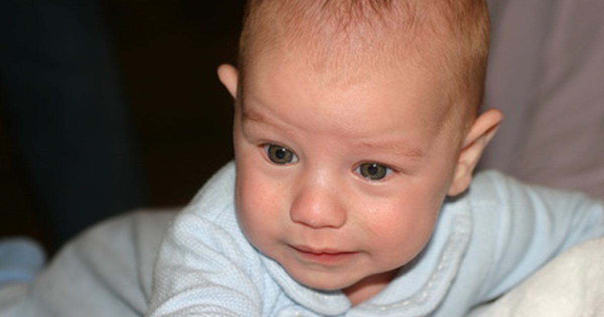 Mørke sirkler under øynene til en baby