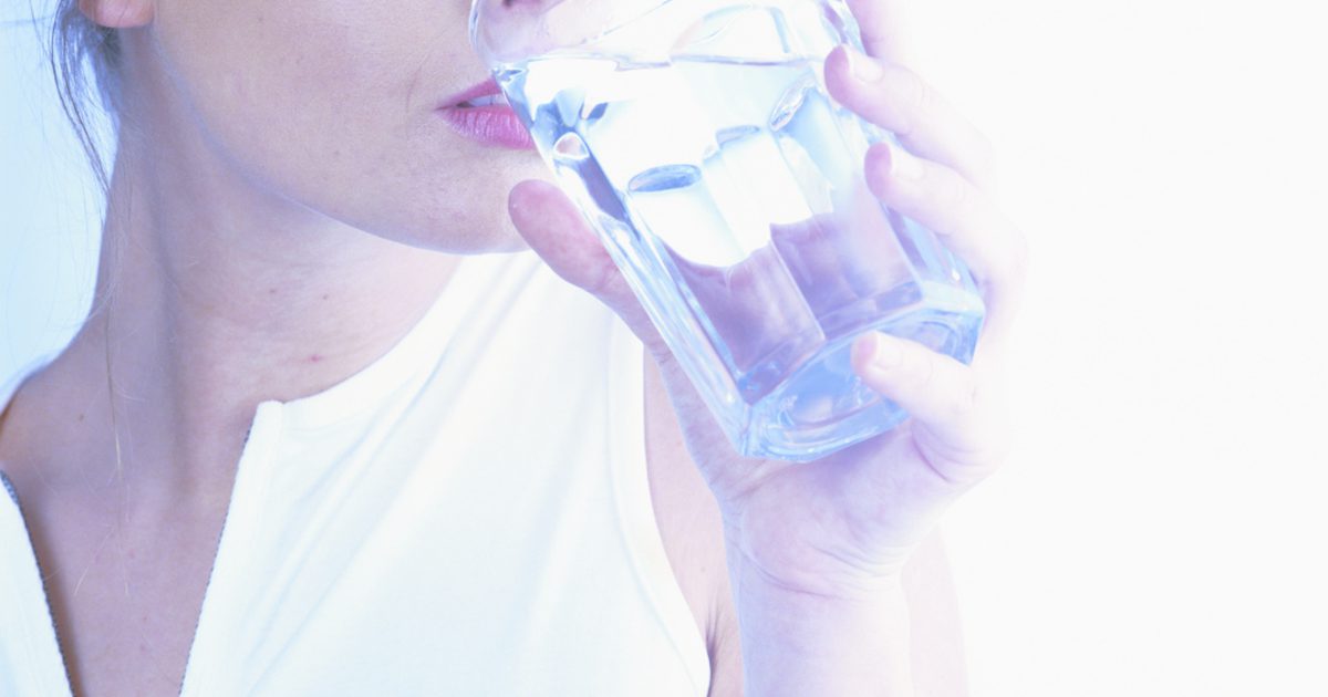 Hilft Trinkwasser mit rissigen Lippen?