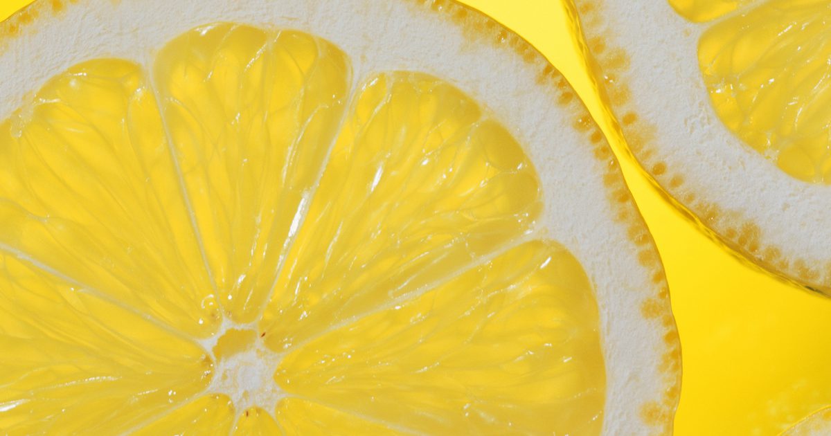 هل خلط عصير الليمون في بلسمك يجعل شعرك يفوق؟