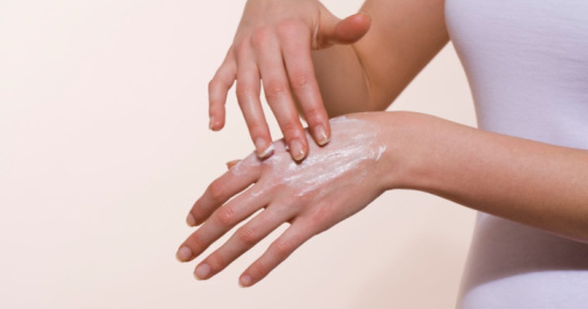 Suchá trhlinová kůže na rukou a prstech