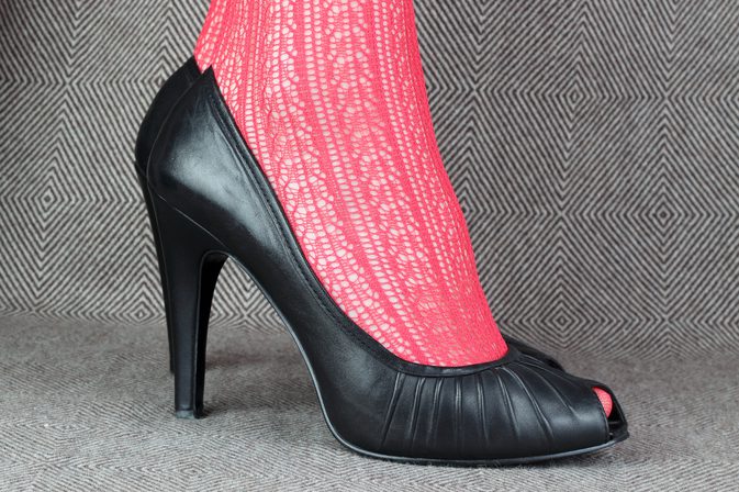 Mode regler til strømpebukser med sko og kjoler