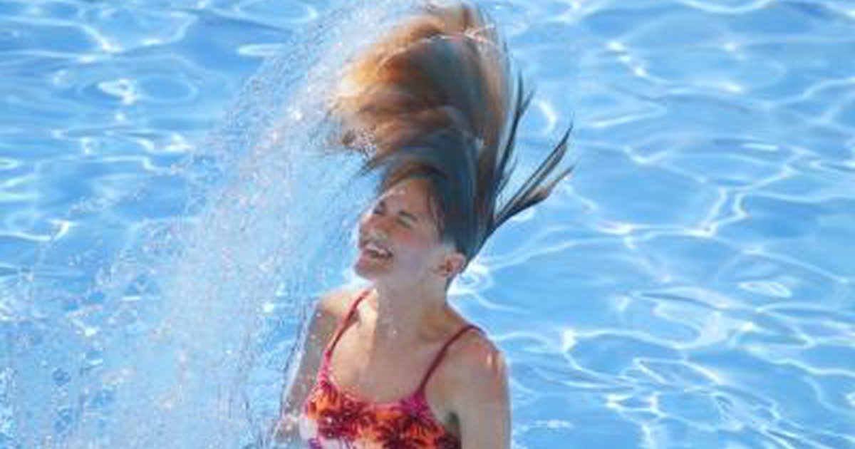 Съвети за грижа за косата за след плуване