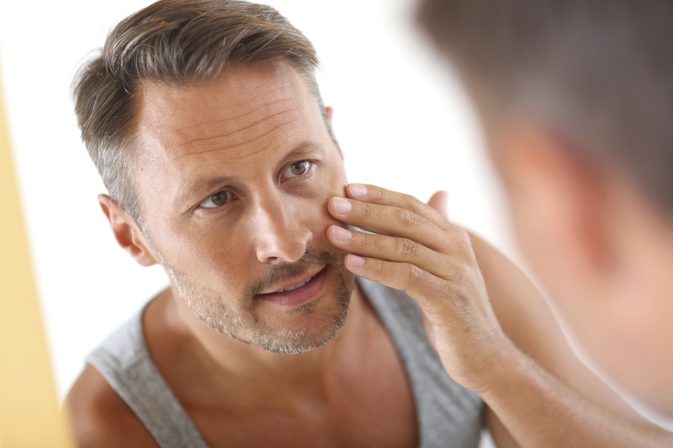पुरुषों में नाक के आसपास सूखी चेहरे की त्वचा और लाल त्वचा के लिए मदद करें