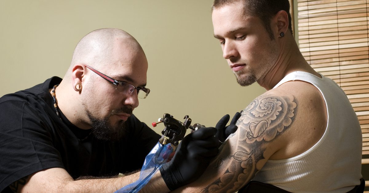 Hoe lang moet je een tattoo bedekken nadat je er een hebt gekregen?