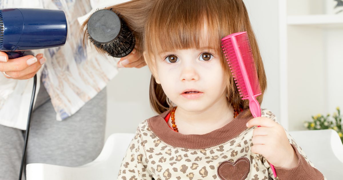 Hvordan blåse tørk et barns hår