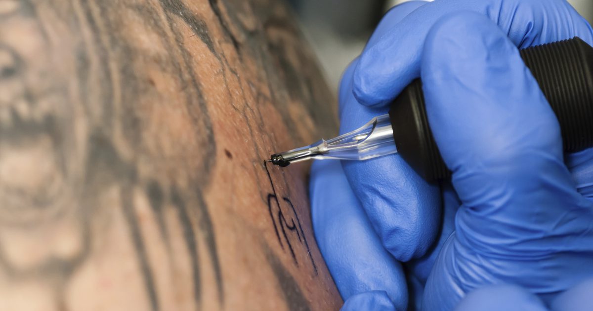 Как да се грижи за татуировка мастило в Индия