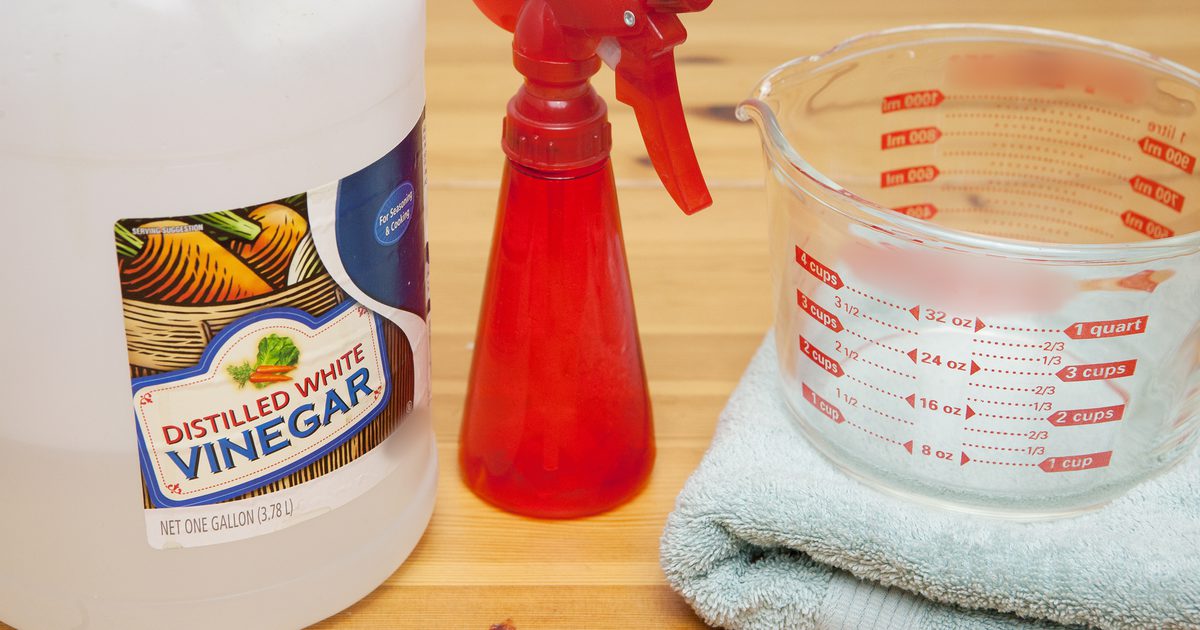 Hoe haar te reinigen met witte gedistilleerde azijn