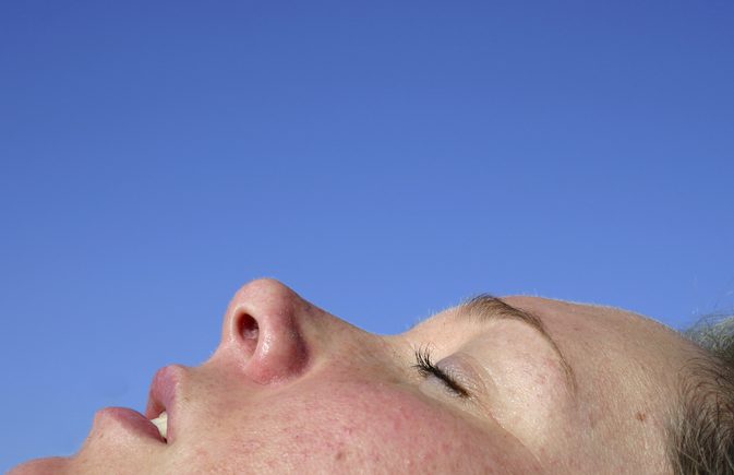 Sådan fjerner du en mørk plet på næsen fra peeling hud