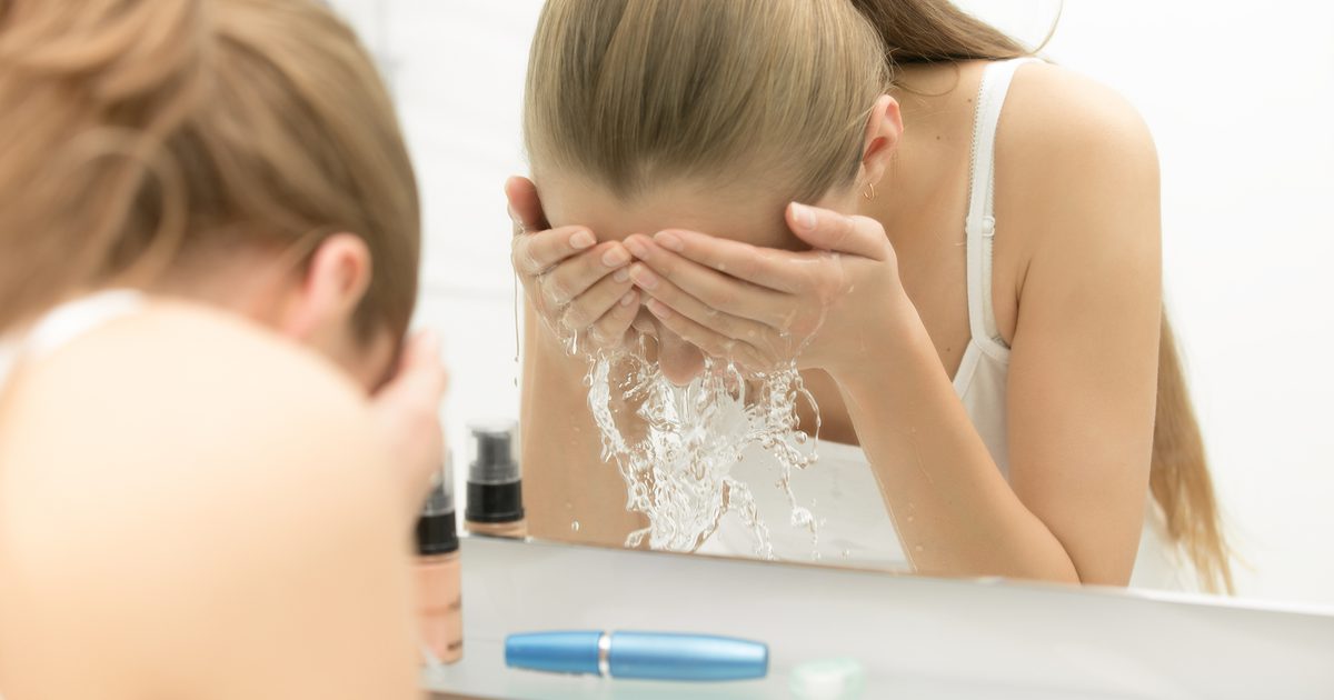 Hvordan man eksfolierer acne ar