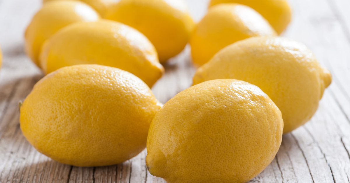 Hoe te ontdoen van ouderdomsvlekken met citroensap en yoghurt