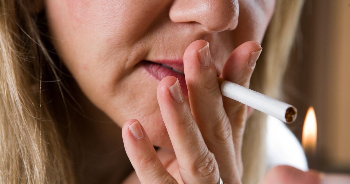 Kako odstraniti kadilske linije nad zgornjim ustjem