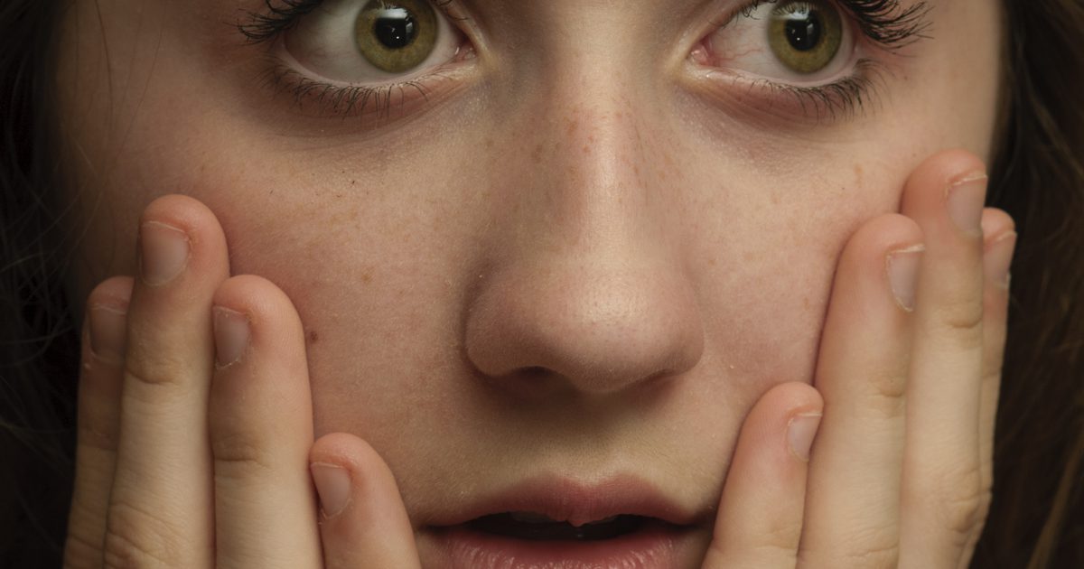 Hvordan å helbrede acne rett over øyenbrynene