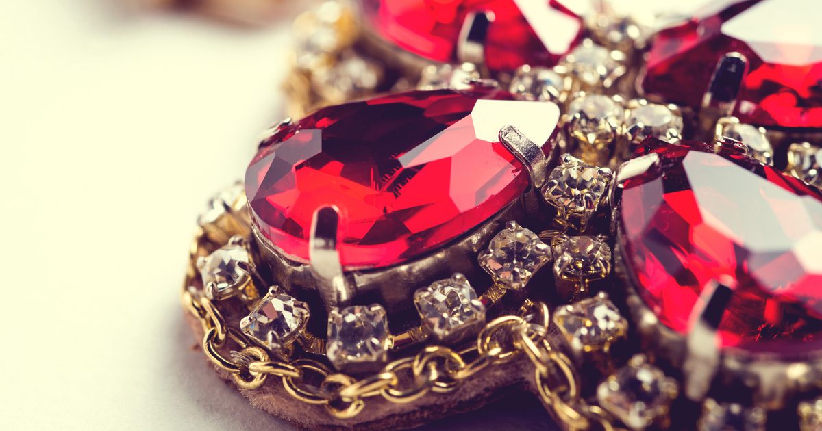 Jak udržet falešné šperky od odbarvení