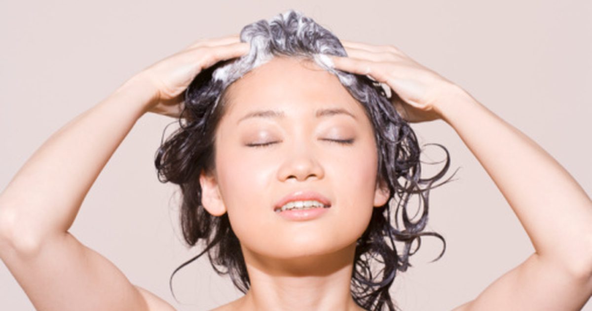 Hur man gör en hemlagad rengöringsmedel för fet hår
