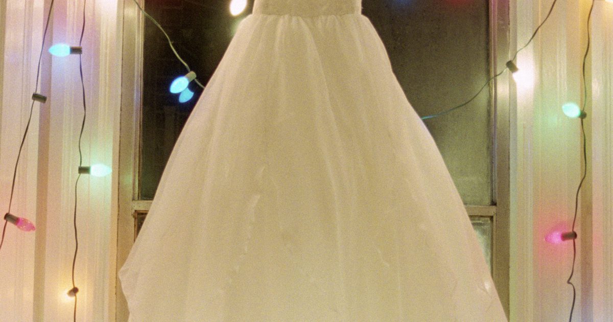 Как да ремонтираме сватбена рокля със стара