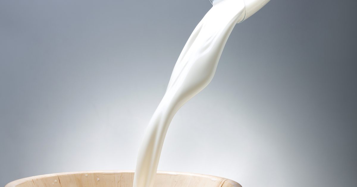 Как да премахнете черни точки с желатин и мляко