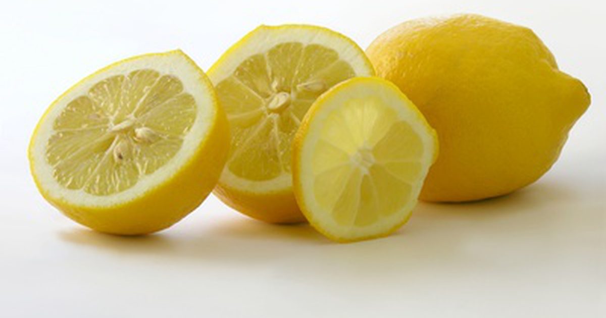 Sådan fjerner du mørke pletter på ansigtet med citronsaft