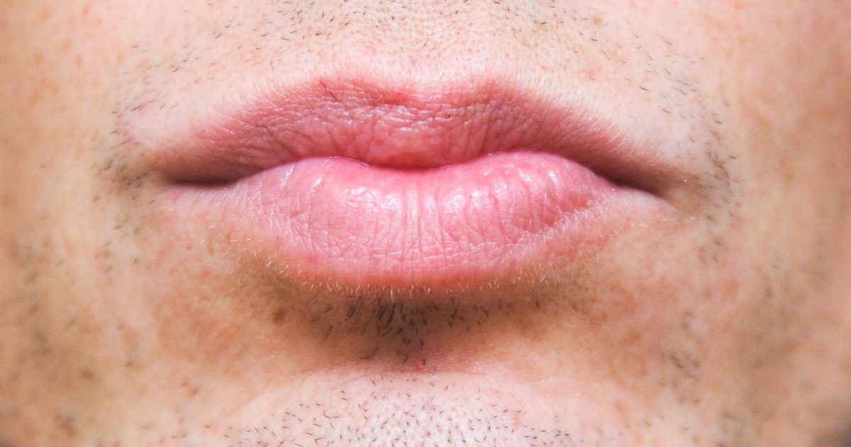 Wie man Nikotinflecken von den Lippen entfernt
