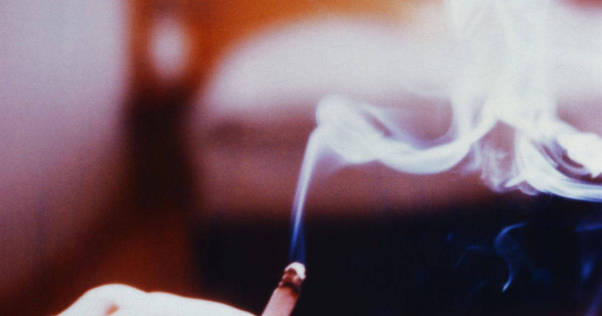 Jak usunąć zapach dymu z poliestrowej kurtki nylonowej