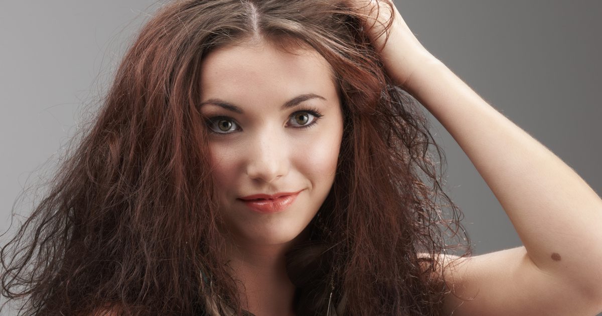 كيفية ترويض الشعر المجعد وغير المنضبط