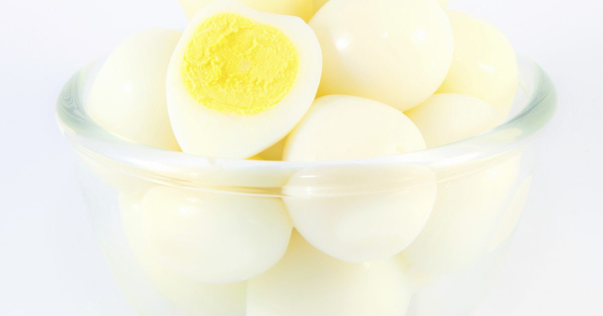 एक मुश्किल उबले अंडा के साथ एक काले आँख का इलाज कैसे करें
