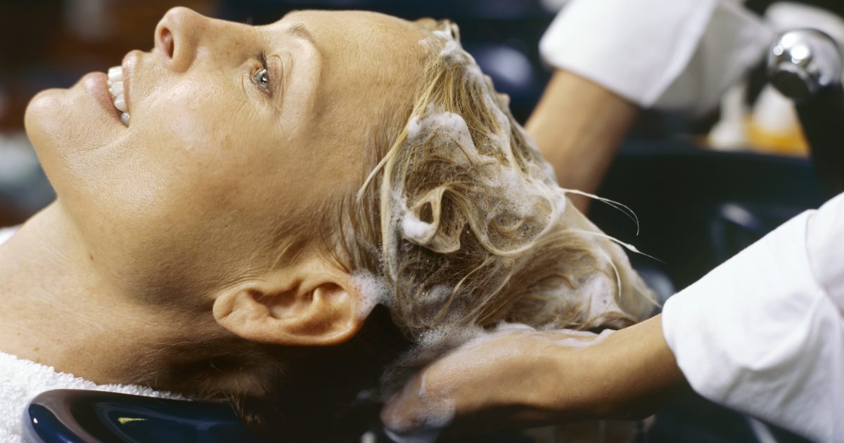 Jak leczyć przetłuszczające się włosy i swędzenie, suchość, łuszczenie się skóry głowy
