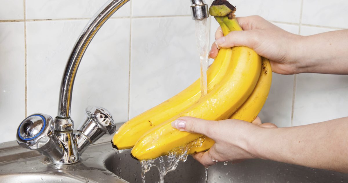 Hur man tvättar banan och melon skinn för att bli av med frukt flygelägg