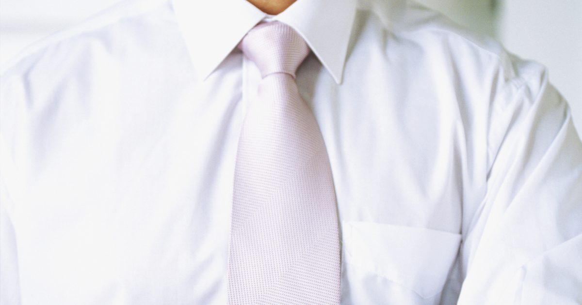 Белый галстук на белой рубашке