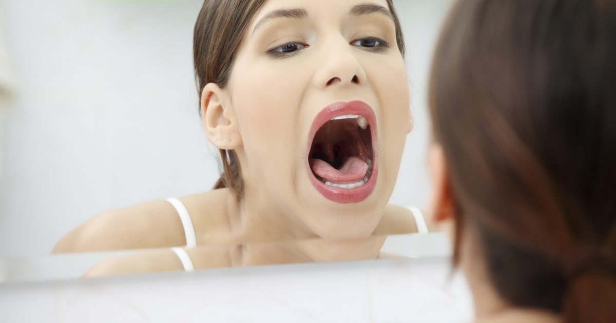 Małe pryszczopodobne guzy na wewnętrznej stronie ust