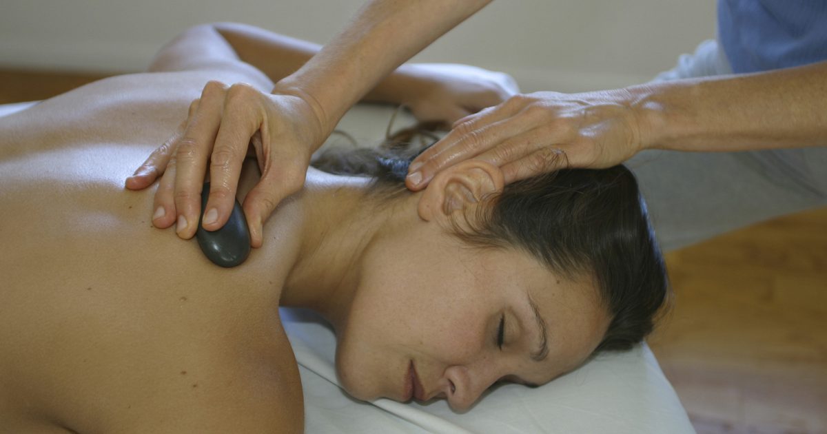 Nackmassage tekniker för smärta och styvhet
