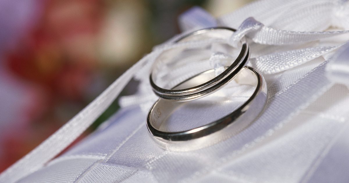 Стерлинги сребро срещу бели златни сватбени ленти