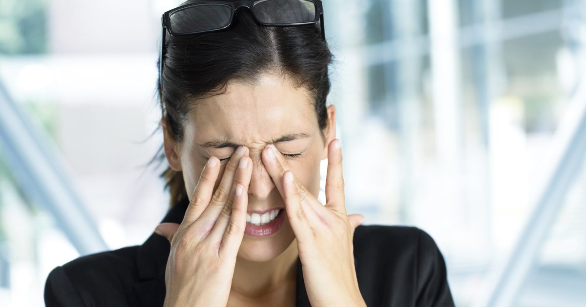 Hvad er årsagerne til hævede øjneposer?